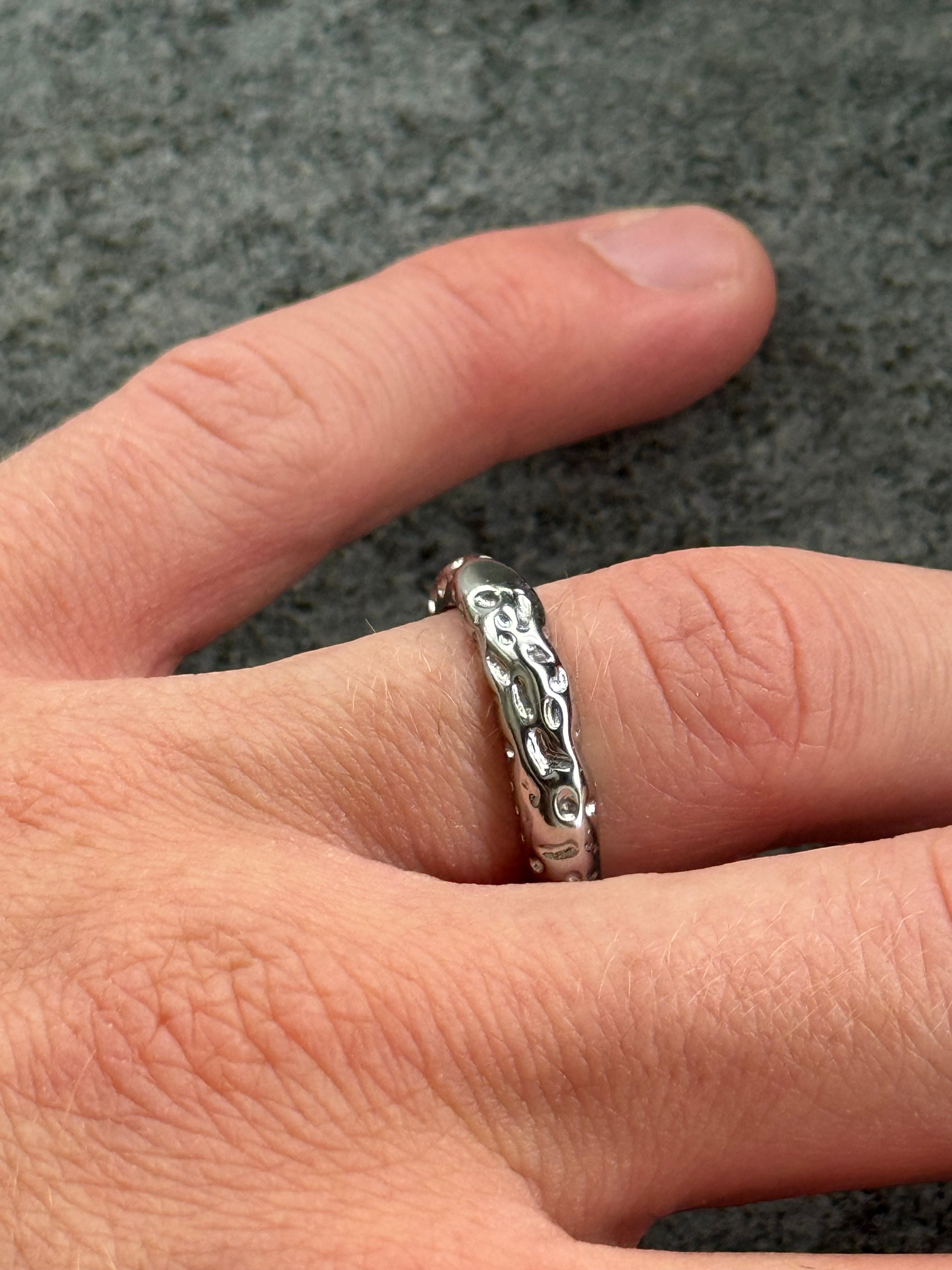 GEHÄMMERTER RING SILBER