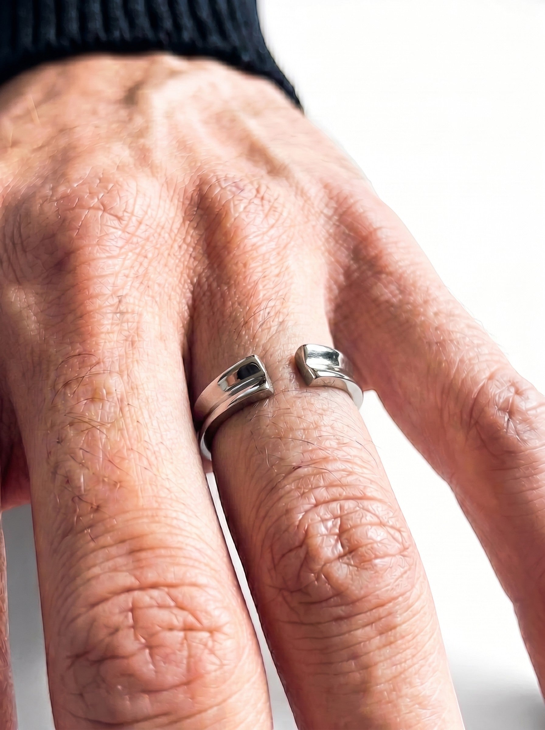 AZURO open ring in silver-tone metal, adjustable one size fits most.