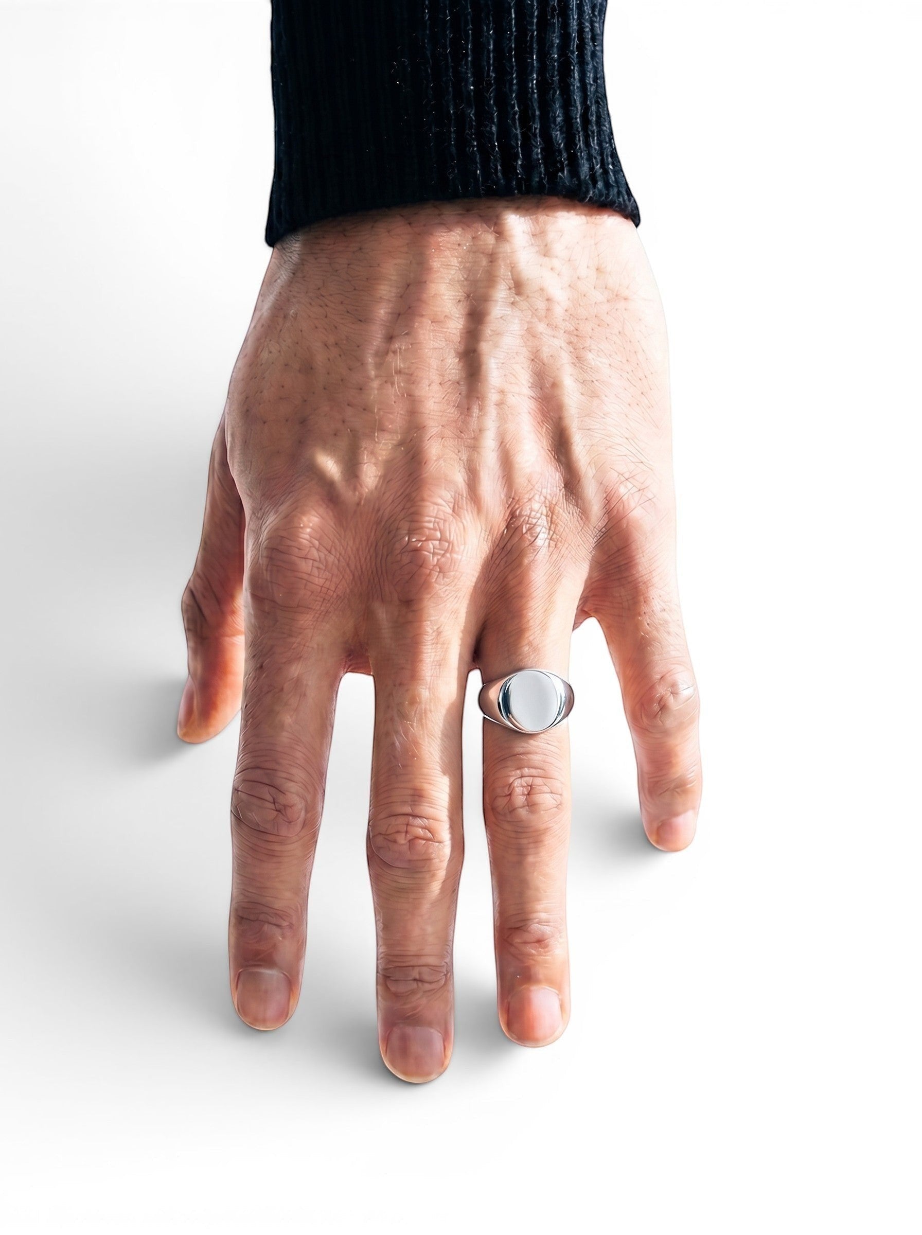 AZURO oval signet ring in polished silver, worn on a man's finger. Classic design, available in 3 sizes.